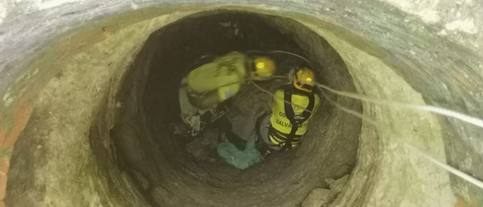 Rescatan a perrita que cayó en un tragante en Nejapa