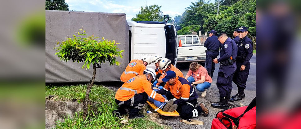 Trasladan de emergencia a persona lesionada en vuelco de camión en San Rafael Cedros