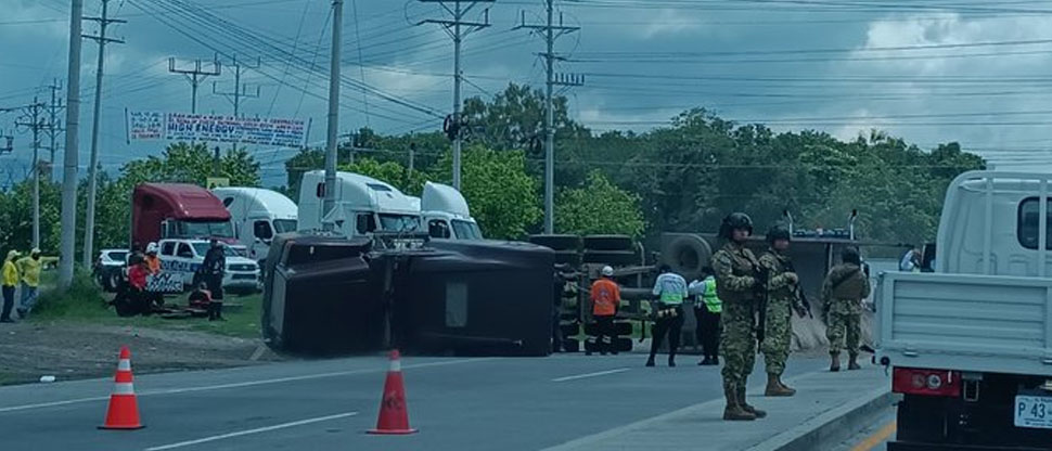 Tráfico restringido en el redondel Claudia Lars tras vuelco de camión de volteo