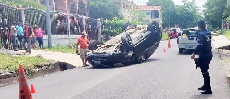 Conductor pierde el control de su vehículo y vuelca tras explotarle una llanta