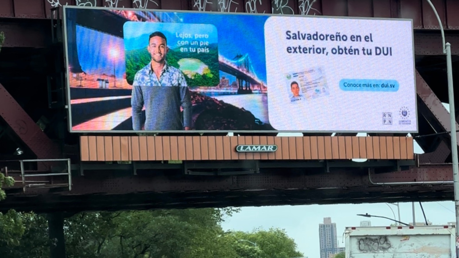 Los salvadoreños en el exterior ya pueden obtener su DUI.