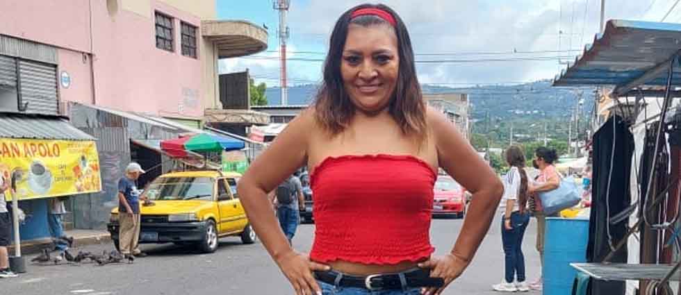 Yanira Berrios le niega una foto a un admirador
