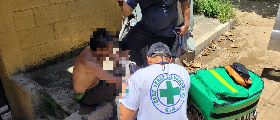Auxilian a adulto mayor que fue picado por abejas en una colonia de San Salvador