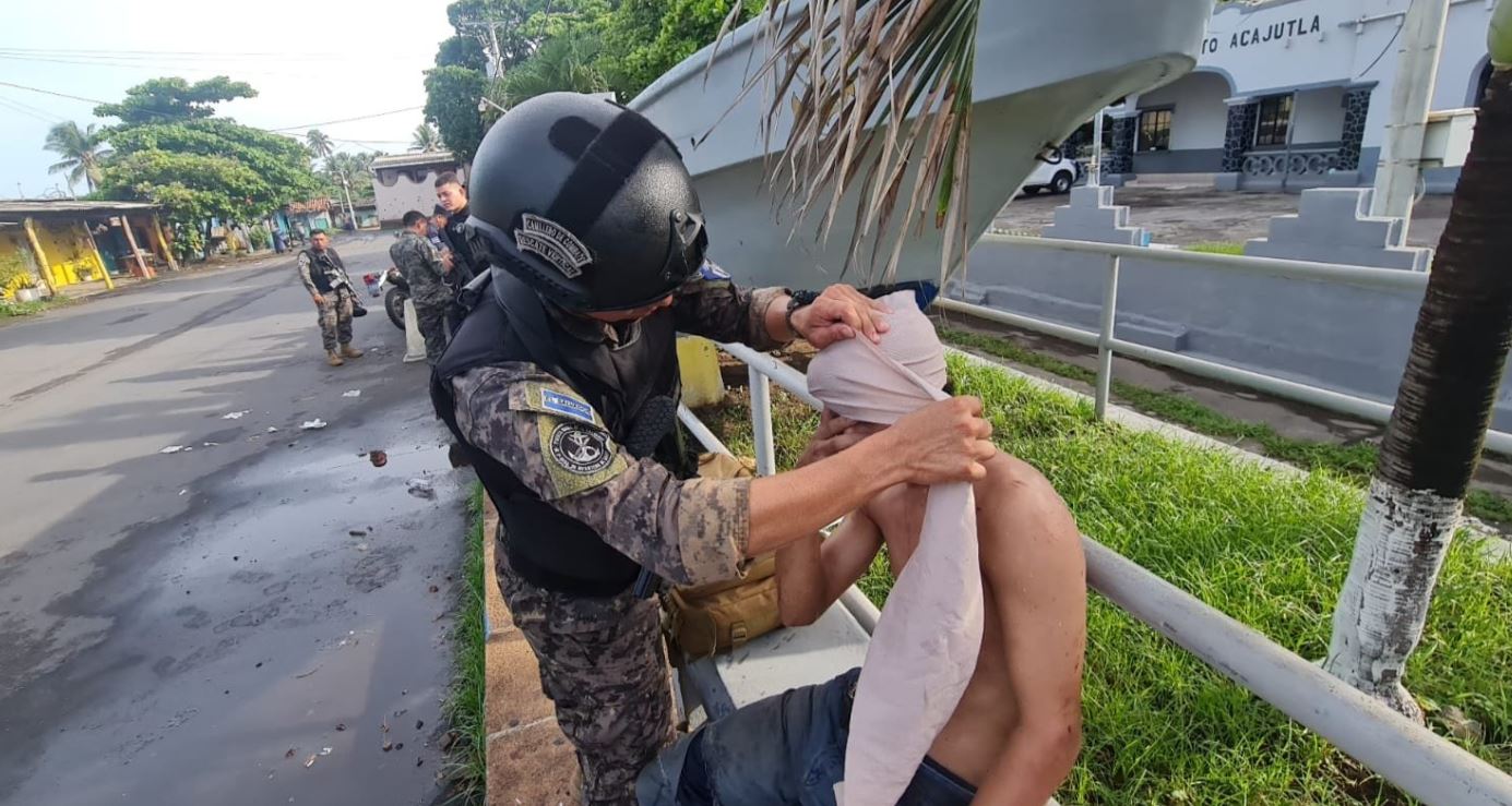 Rescatan a sujeto ebrio mientras era arrastrado por una corriente marina en Acajutla