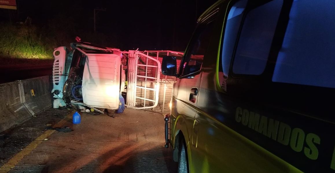 Picachero pierde el control y se accidenta en carretera al Puerto de La Libertad