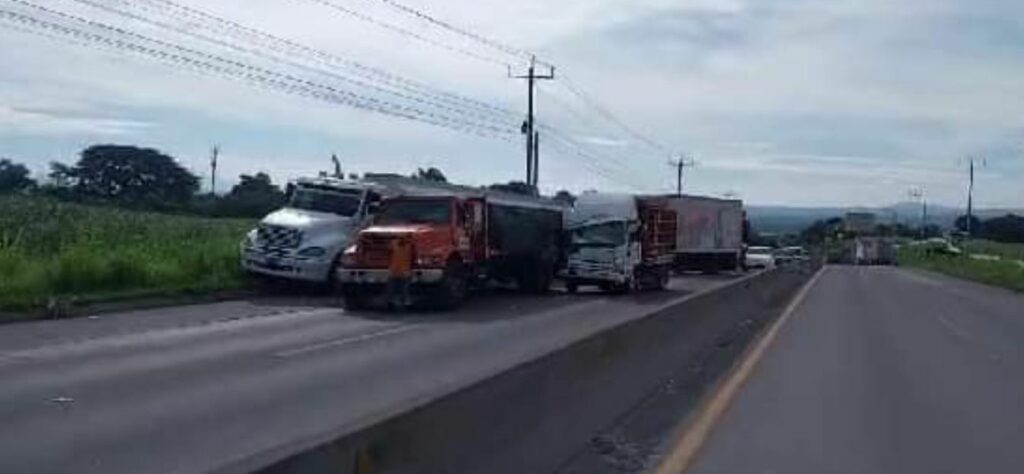 VIDEO: Reportan múltiple accidente y paso restringido en carretera de Oro