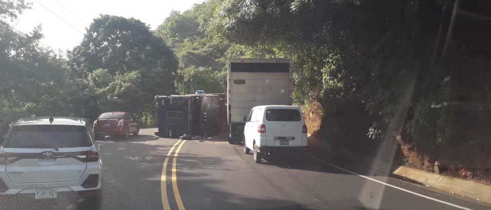 Reportan camión volcado en Quebrada Seca