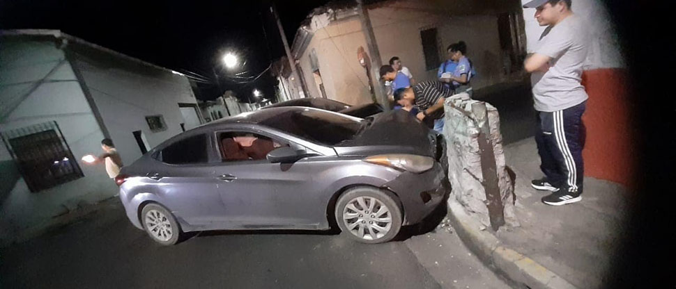 Conductor pierde el control y choca contra un muro en Santa Ana