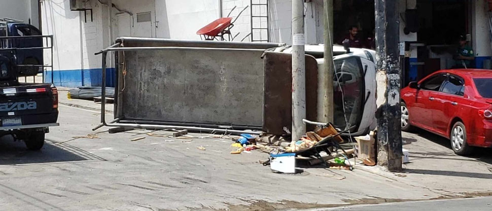 Vendedor ambulante resulta lesionado tras volcar vehículo en Sonsonate