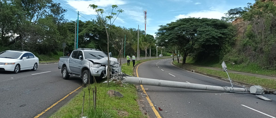 Conductor pierde el control y choca contra poste del tendido eléctrico en Antiguo Cuscatlán