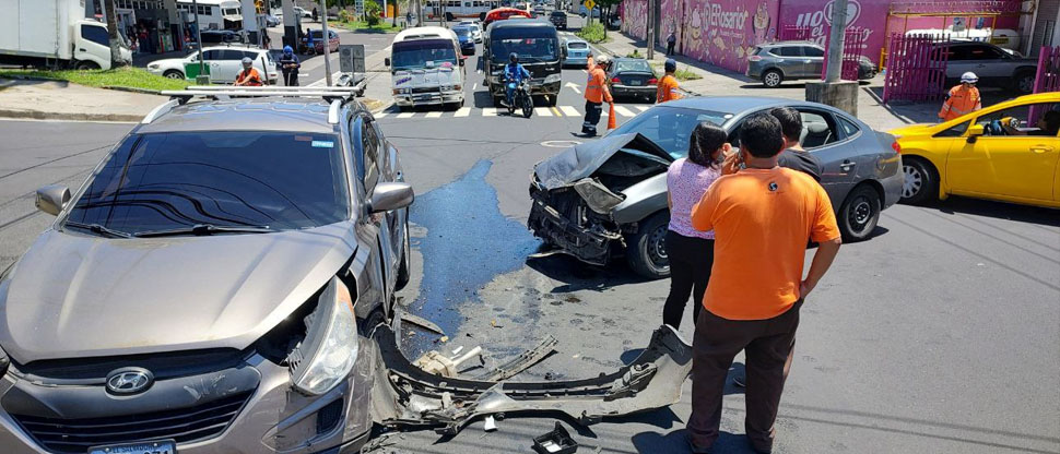 Conductor irrespeta señal de alto y choca contra otro vehículo en San Salvador