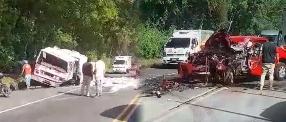 Reportan una persona atrapada tras fuerte accidente en carretera Panamericana