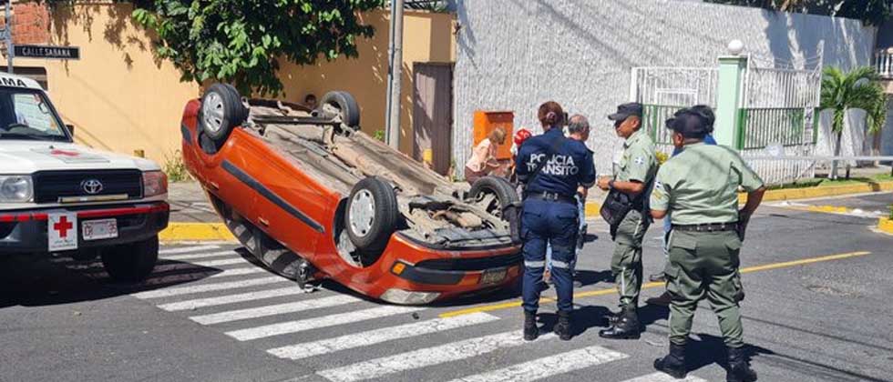 Al menos dos lesionados tras fuerte accidente de tránsito en Santa Tecla