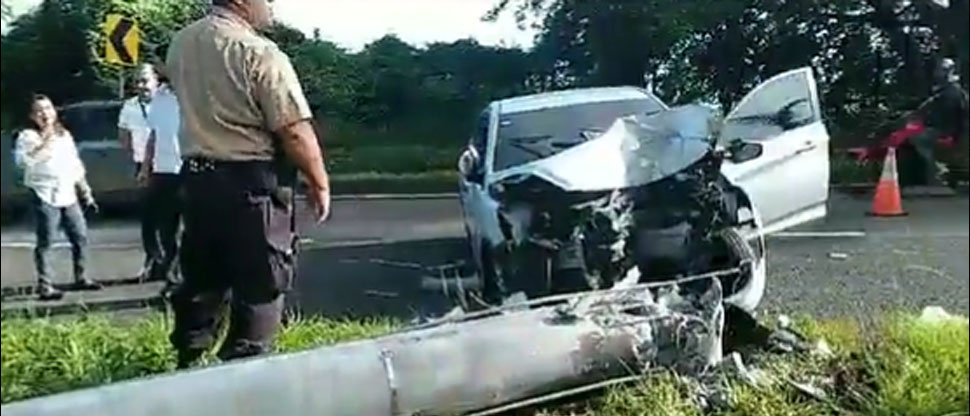 Conductor pierde el control y se estrella contra un poste del tendido eléctrico