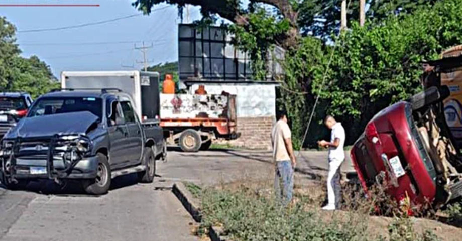 Reportan fuerte accidente entre dos vehículos sobre carretera Litoral