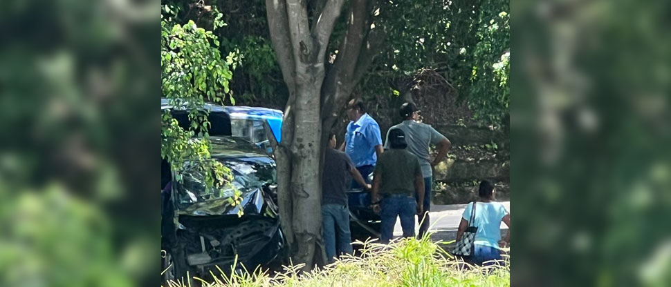 Conductora queda atrapada en su vehículo tras impactar contra un árbol en Cuscatlán
