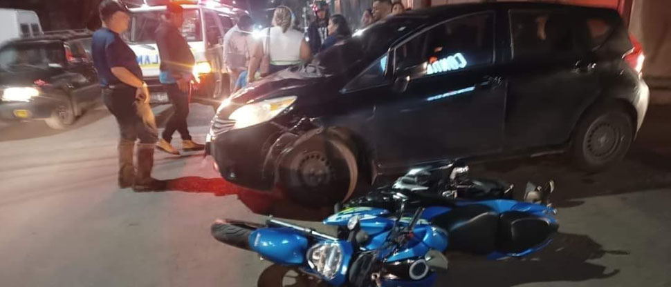 Conductor irrespeta señal de alto y atropella a una motociclista en Santa Ana