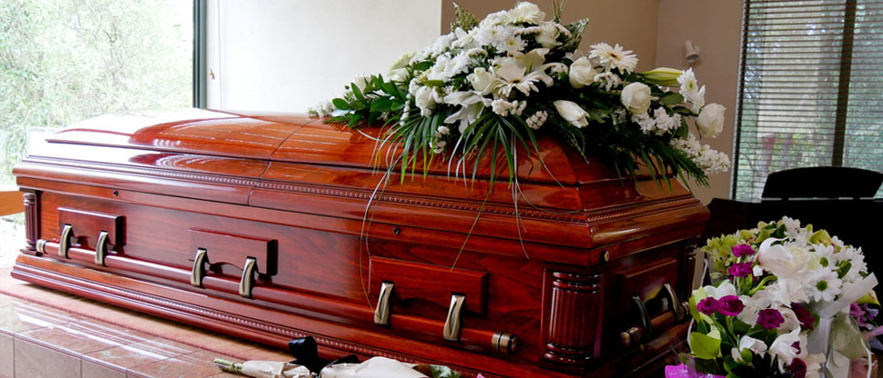 Mujer declarada muerta abre sus ojos en su funeral y conmueve a pobladores de una comunidad en Tailandia