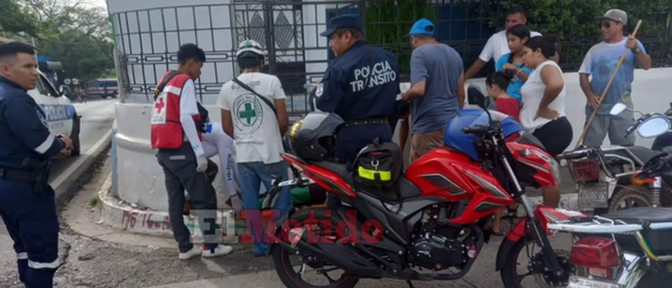 Socorristas auxilian a persona que fue atropella por un motociclista en La Libertad