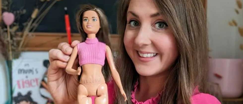 Madre diseña Barbie con estrías para promover la aceptación corporal