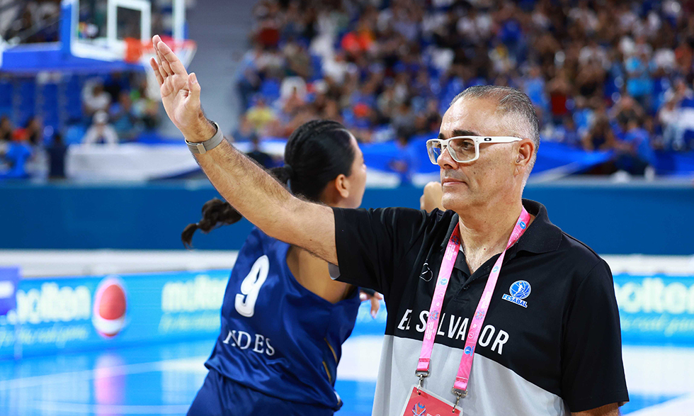 Ray Santana, técnico de selección femenina de baloncesto: “El título es el premio al trabajo y a la constancia”