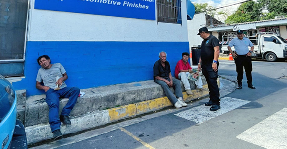 Desalojan a sujetos que consumían “guaro” en plena vía pública