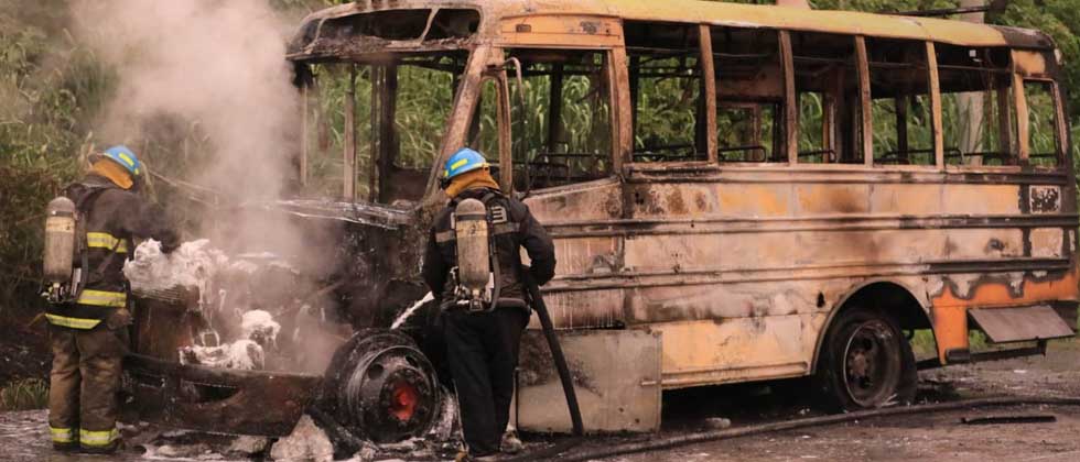 Así quedó el bus del la ruta 15 tras ser consumido por las llamas