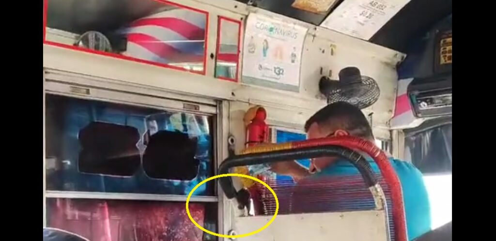 VIDEO: Captan a busero mientras le da de beber agua a su mascota en pleno trayecto por San Salvador