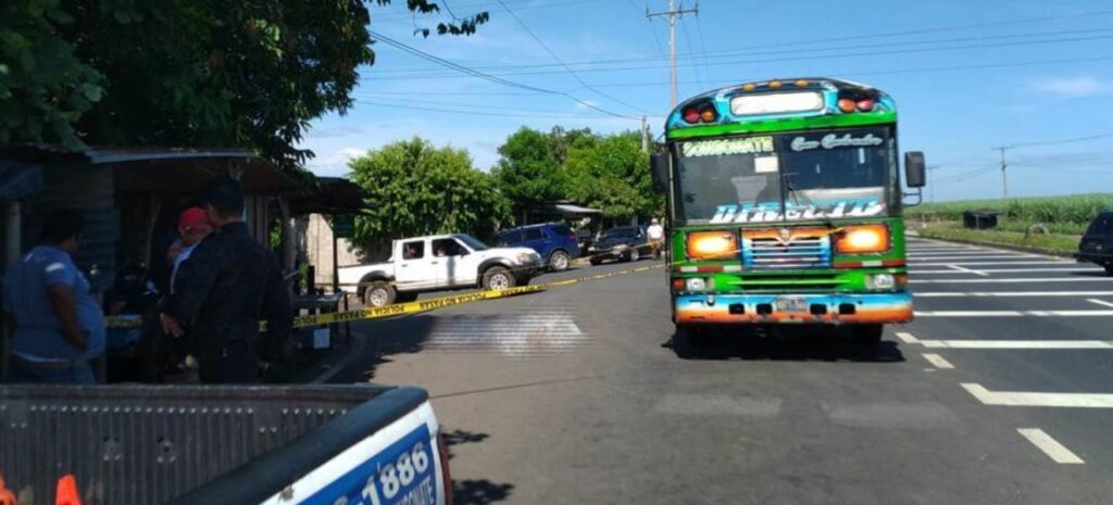 Identifican a pasajero fallecido tras caer de un bus mientras intentaba bajarse en Izalco