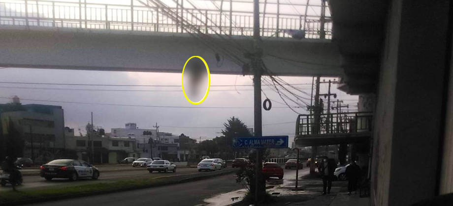 Encuentran restos humanos colgados en una pasarela en México