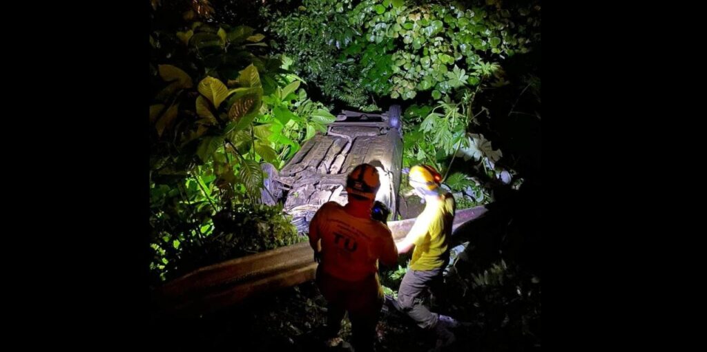 Conductor pierde el control y se sale de la carretera Antigua a Santa Ana