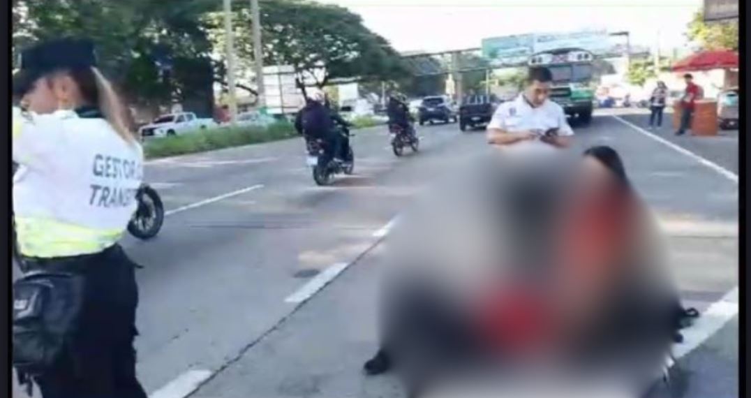 Mujer cae de un autobús en marcha sobre carretera Panamericana