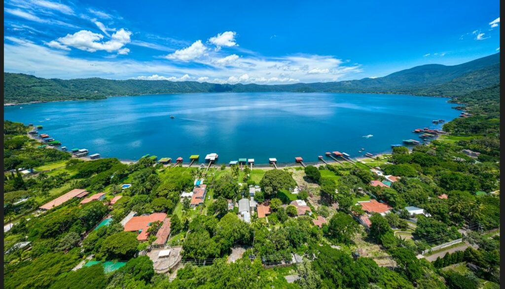 FOTOS | Previo al período vacacional, entregan proyecto de renovación de la carretera al Lago de Coatepeque