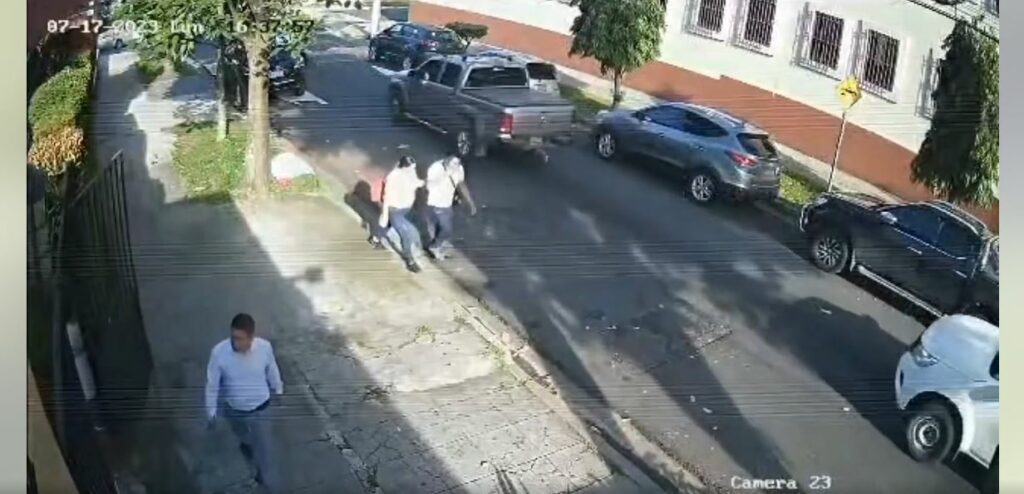 Cámaras captan a pareja en el momento en que abandona a su mascota en calle de Santa Tecla: VIDEO