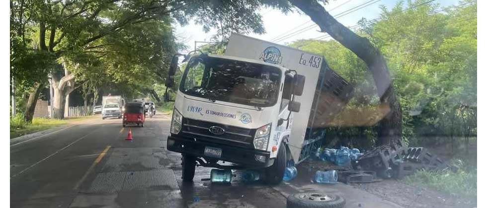 Reportan camión accidentado en Santa Ana