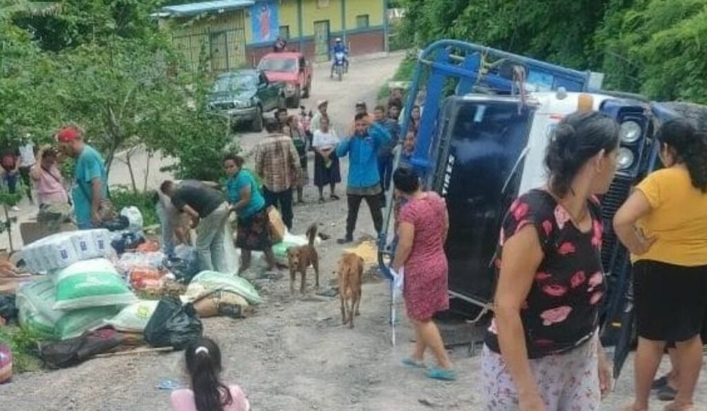 Camión que trasladaba pasajeros vuelca en Ilobasco: Se reportan varios lesionados