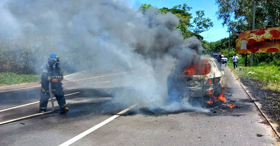 Reportan camioneta en llamas sobre carretera Panamericana