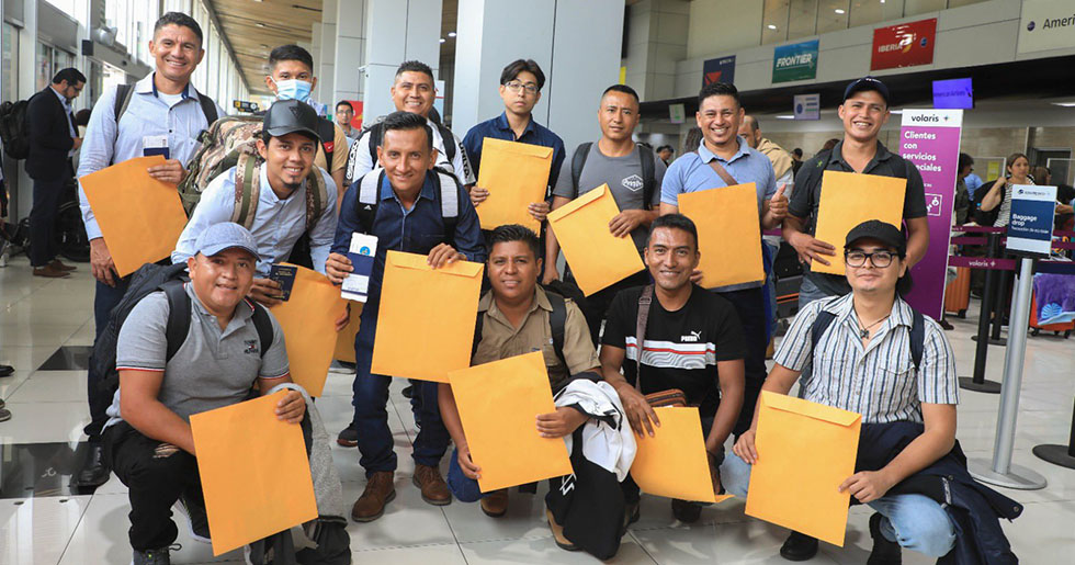 Este miércoles parte nuevo contingente de trabajadores salvadoreños hacia Canadá