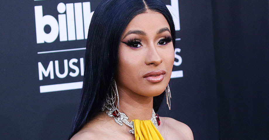 Cardi B se molesta con fan que le lanzó una bebida en pleno concierto