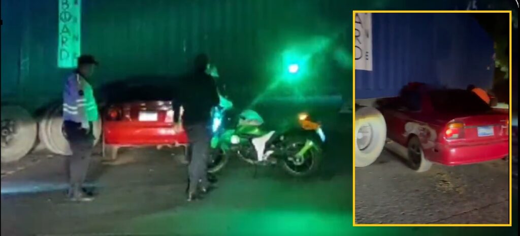 Vehículo queda incrustado debajo de un furgón en carretera a Santa Ana