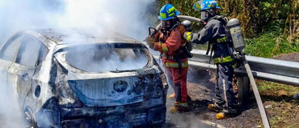 Conductor pasa momentos de angustia al ver que su vehículo es consumido por el fuego