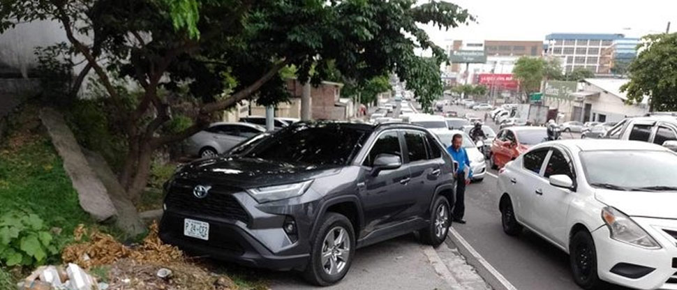 Conductor estaciona su vehículo sobre la acera y este pone en riesgo la vida de peatones