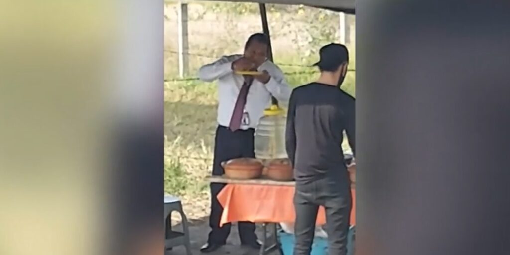 Motorista de autobús deja a pasajeros esperando mientras él va a desayunar (VIDEO)