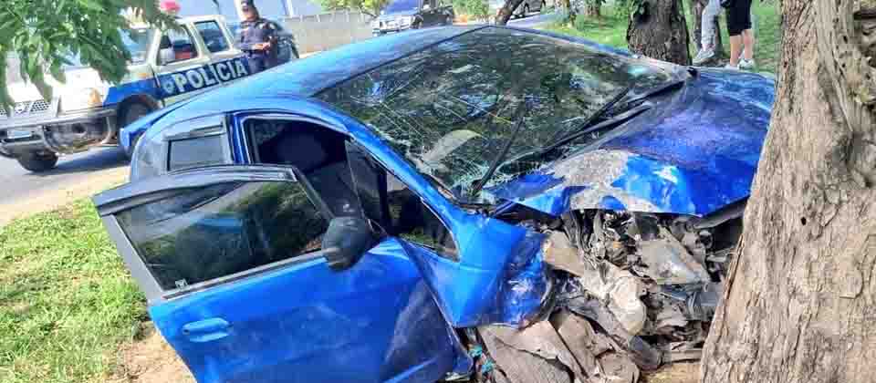 Conductora pierde el control y está gravemente lesionada