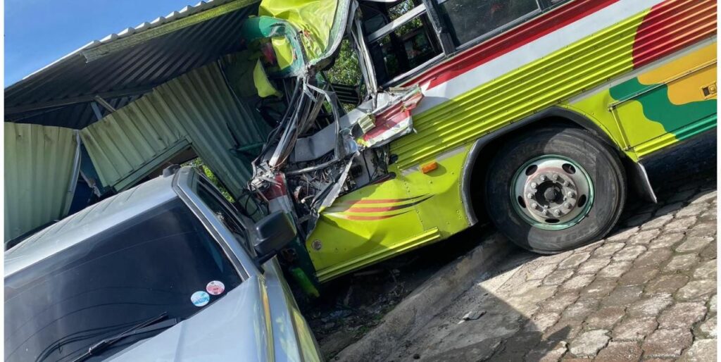 Busero sin frenos choca contra un local en el desvío a San Vicente