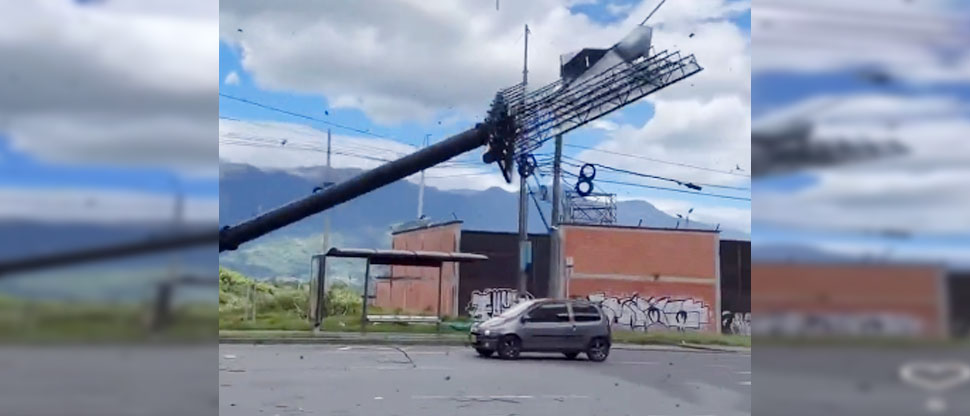 Conductor se salva de milagro de ser aplastado por valla publicitaria en Colombia