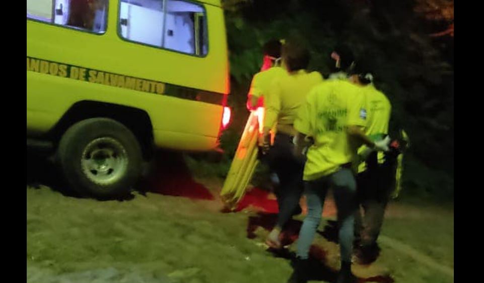 Socorristas trasladan a una mujer que consumió veneno usado para agricultura