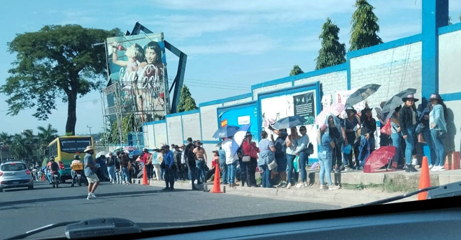 Así está el ambiente en los alrededores del estadio Cuscatlán donde se realizará el concierto de Grupo Firme