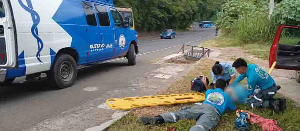 Conductor es atropellado por su propio automóvil tras olvidarse poner el freno de mano