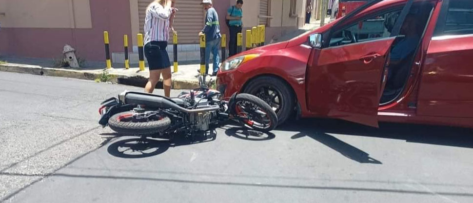 Conductor irrespeta señal de alto y provoca fuerte choque en Santa Ana